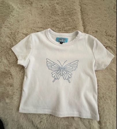 Weisses T-Shirt mit Schmetterling - ideal für den Sommer!