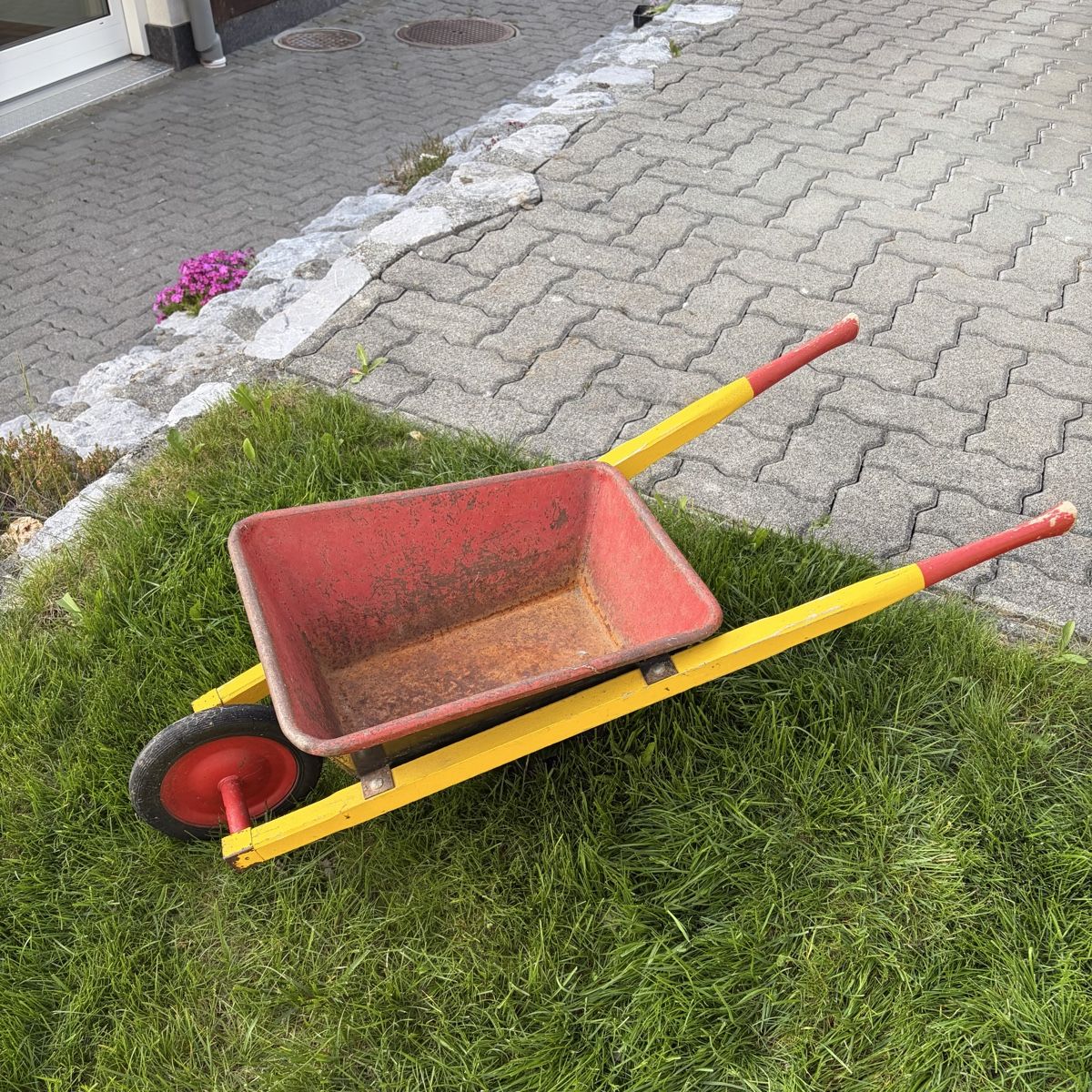 Carriole: Antike Kinderschubkarre  – Usato da Matten b. Interl venduto da valserma 1