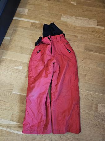 Rote Skihose 122