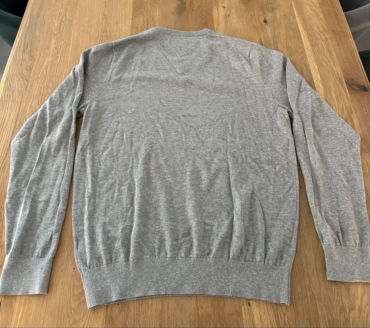 Tommy Hilfiger Pullover & Sweatshirts: Tommy Hilfiger Feinstrickpullover V-Ausschnitt Grau – Gr. M – Gebraucht aus Busswil BE von verowo 2