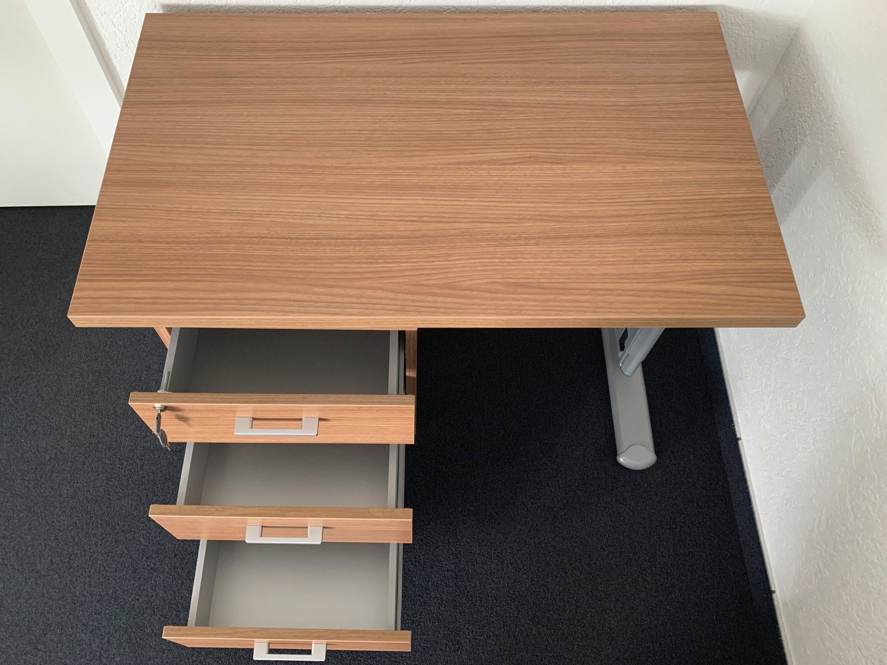 Tavoli: Table d'appoint moderne avec caisson à roulettes – Usato da Gland venduto da Raggachris 1