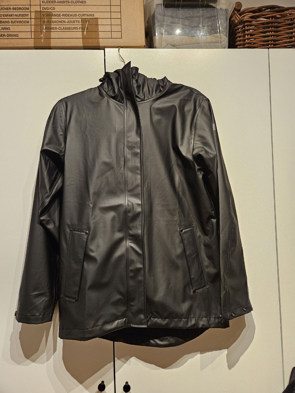 Helly Hansen Giacche: Helly Hansen Regenjacke, schwarz, neu – Nuovo (secondo la descrizione) da Zürich venduto da nat_20
