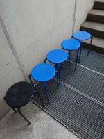 5 kleine Hocker in blau und schwarz 