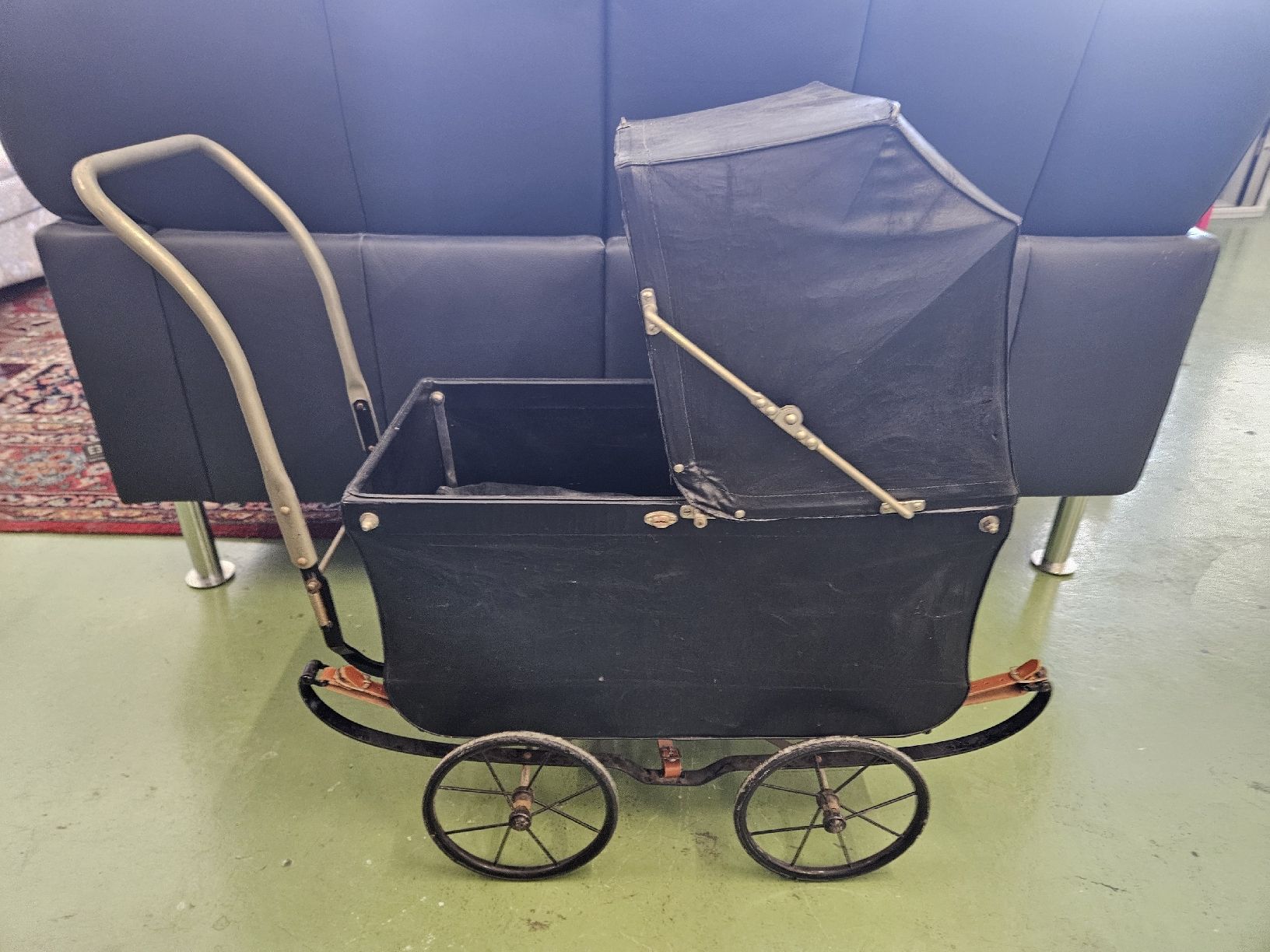 Puppenwagen: Antiker Puppenwagen  – Gebraucht aus Pratteln von Cartonsducoeur_bl 3