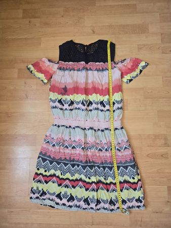 Sommerkleid mit Schulterausschnitten Grösse 176