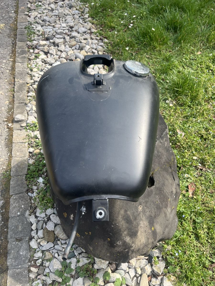 Kawasaki Tutti i ricambio per moto: Kawasaki Vn 800A Tank – Usato da Basel venduto da Bobthebobber