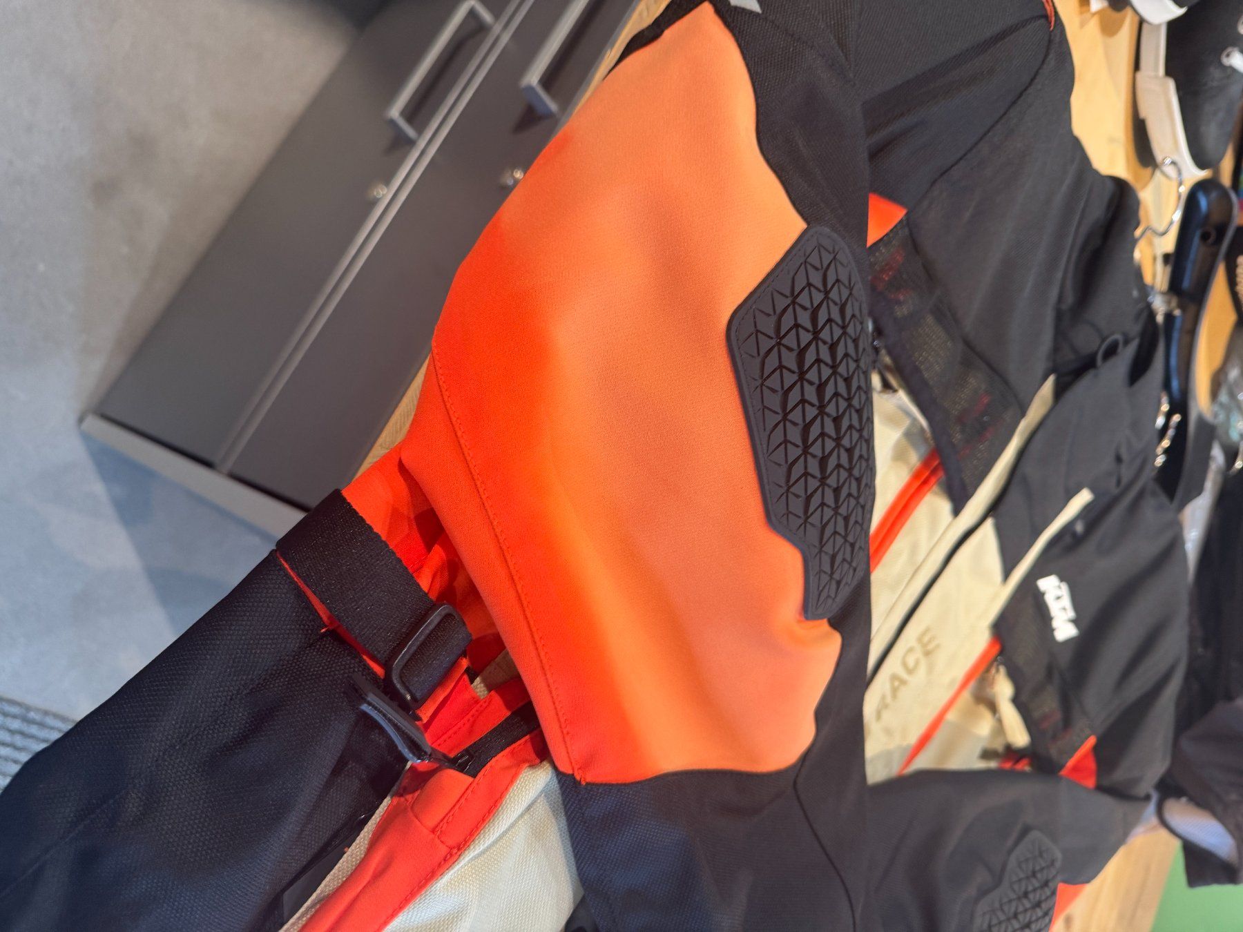 Giacche: ADV R V2 JACKET  Gr. L – Nuovo (secondo la descrizione) da Lichtensteig venduto da Sincera01 7