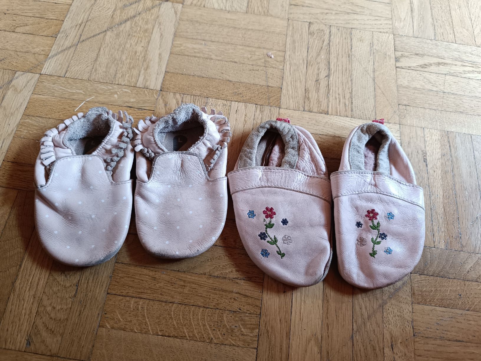 Scarpe per ragazze: 2 Paar Lederschläppchen Turnschläppchen rosa Gr. 22-23 – Usato da Malans GR venduto da maassl