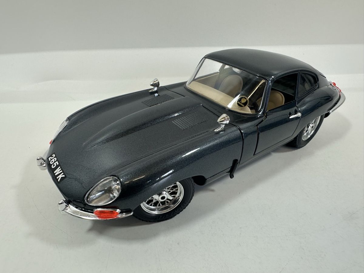 Jaguar Modellini d'auto: 1961 Jaguar E Type 1:18, dunkelgrau, BBURAGO – Nuovo (secondo la descrizione) da Zofingen venduto da rf9_x2xt 1