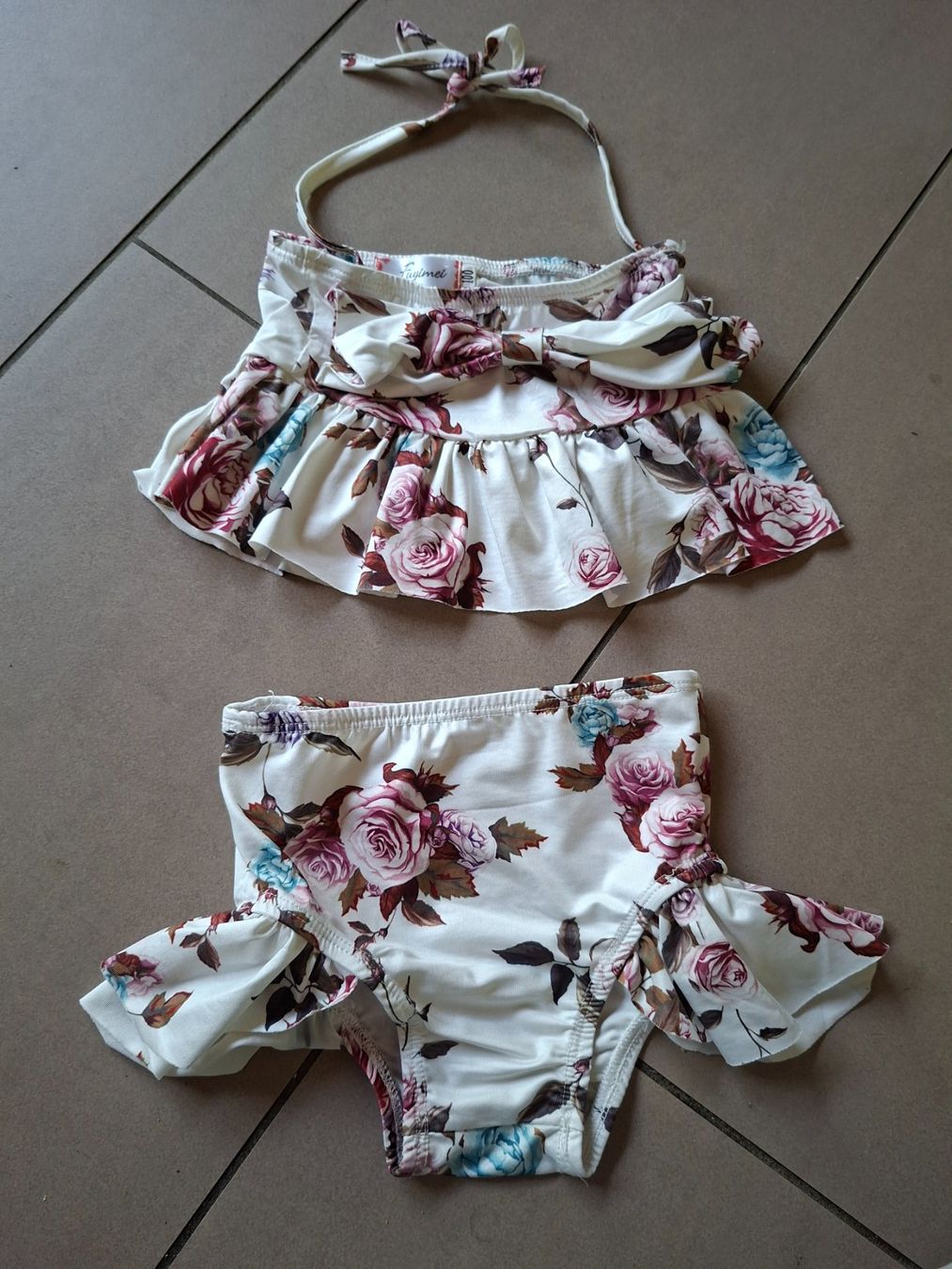 Maillots de bain: Bikini Mädchen Gr. 100 weiss mit Blumenmuster – D'occasion à Erlinsbach par pfunky