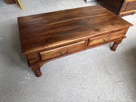 Rustikaler Couchtisch aus Massivholz mit Schubladen