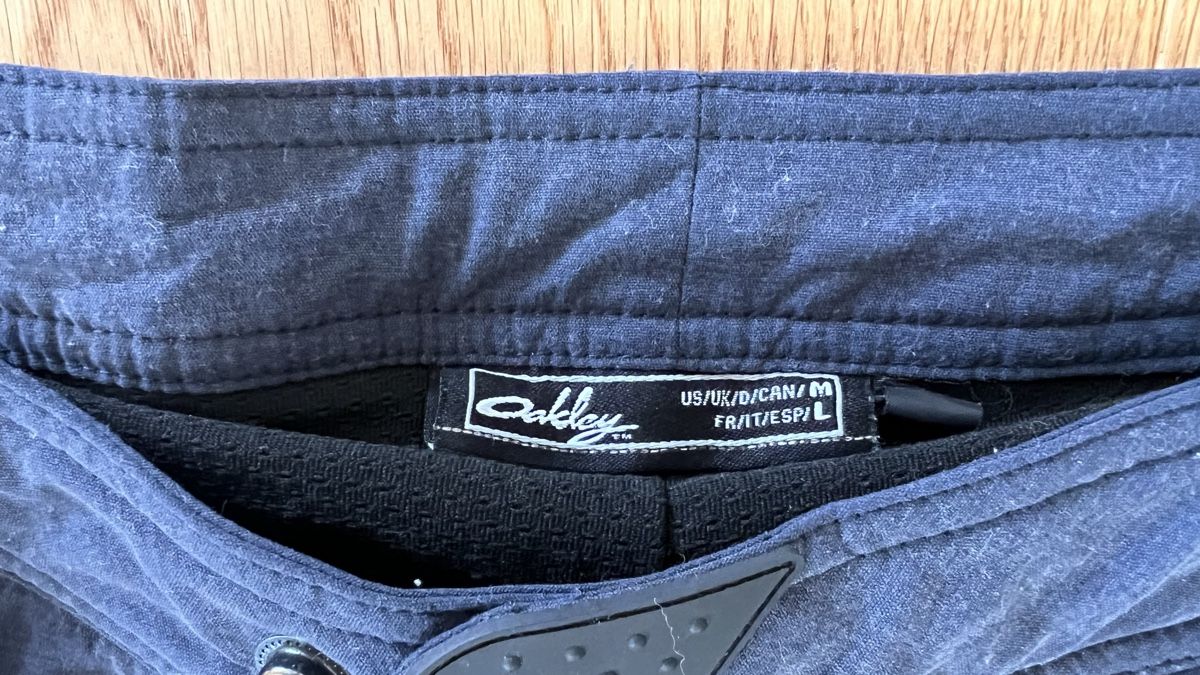 Oakley Hosen: Oakley Veloshorts blau Grösse M – Gebraucht aus Erlinsbach SO von tinu883 1