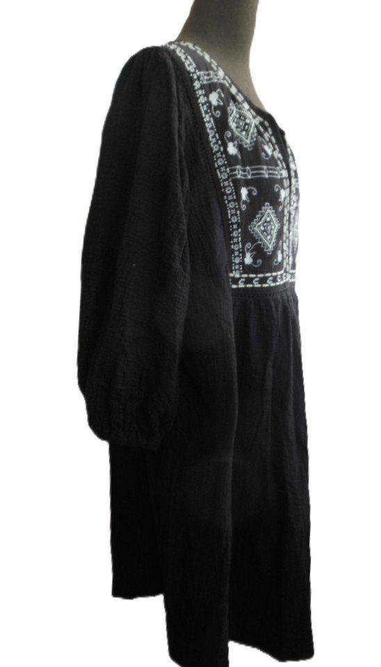 Kleider: Gr. Gr. 46 48 50 52  Kleid schwarz gesticktes Muster weiss – Gebraucht aus Basel von frausommerwind 3