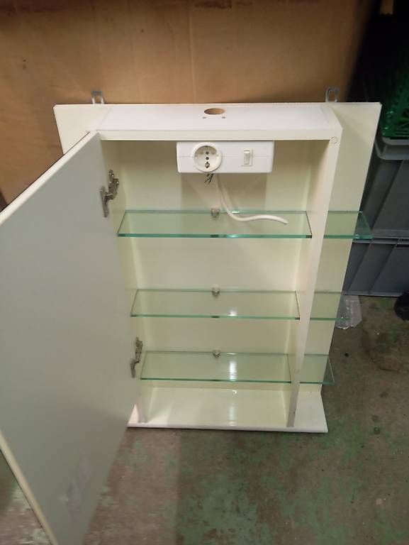 Armadietti a specchio: Spiegelschrank Bad mit Steckdose weiss... – Usato da Basel venduto da Petergunn