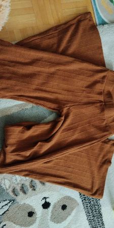 Trendige Cordhose in warmem Braunton, Grösse 34