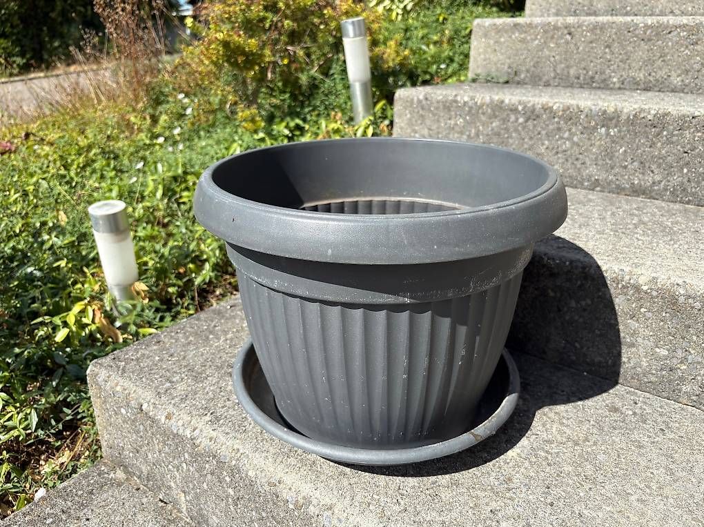 Pots de fleurs: 4 Töpfe Kunststoff / Schilf – D'occasion à Duggingen par Adrian01112 4