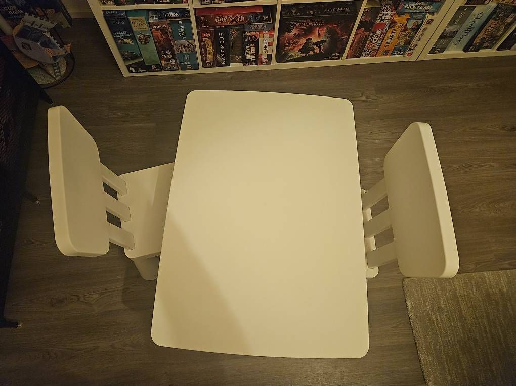 Set di tavolo e panche: Table enfant IKEA + 2 chaises – Usato da Cugy VD venduto da Soda421 1