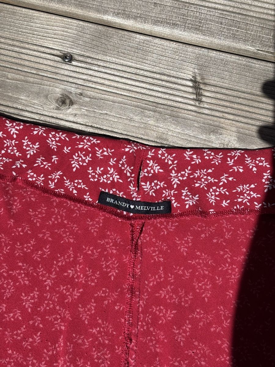 Brandy Melville Gonne: Brandy Melville Rock Rot mit Blumenmuster onesize – Usato da Fehraltorf venduto da lea_9bt5 3