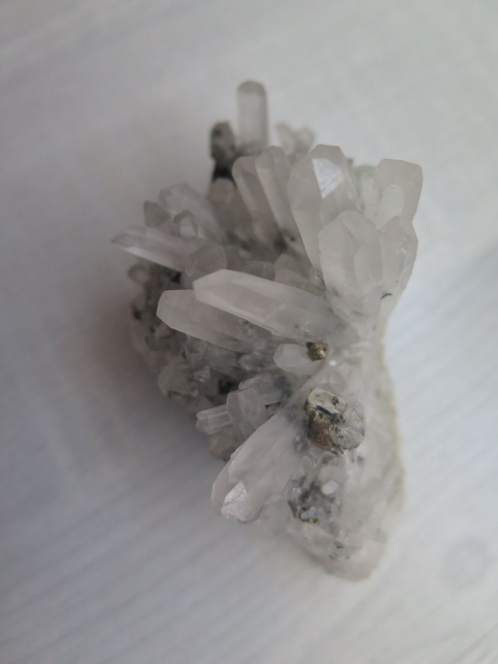 Minerali & Pietre curative: Bergkristall mit Sulfiden und Pyrit – Usato da Schaffhausen venduto da Yamakana51L8736OQ8 6