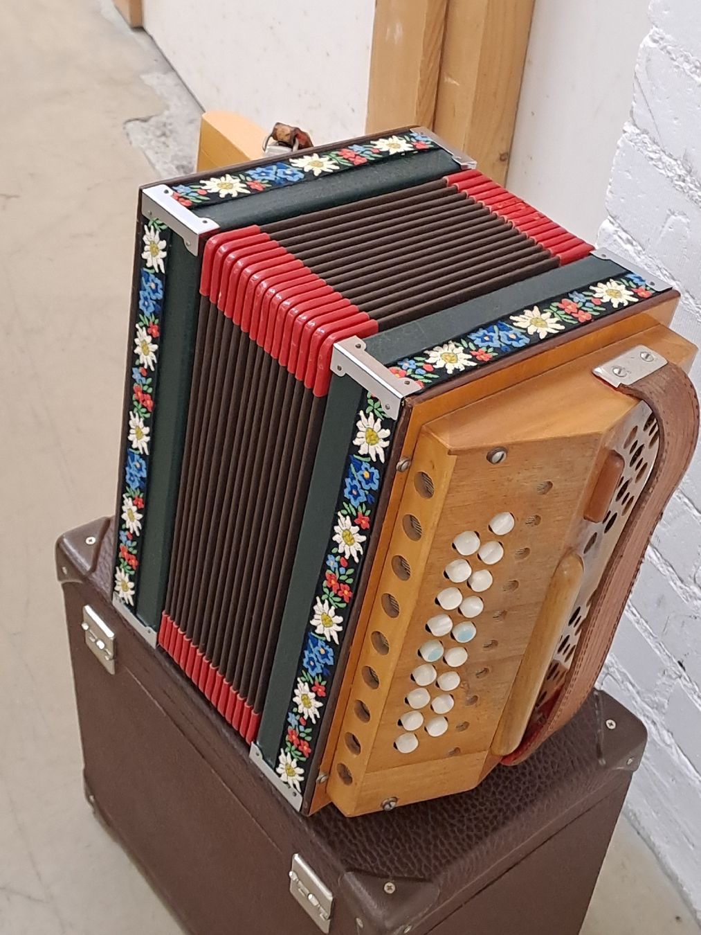 Strumenti musicali: schwyzerorgeli ton B  – Usato da Villeneuve venduto da BibiVintage 5