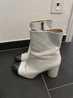 Weisse Stiefeletten mit Metallic-Spitze