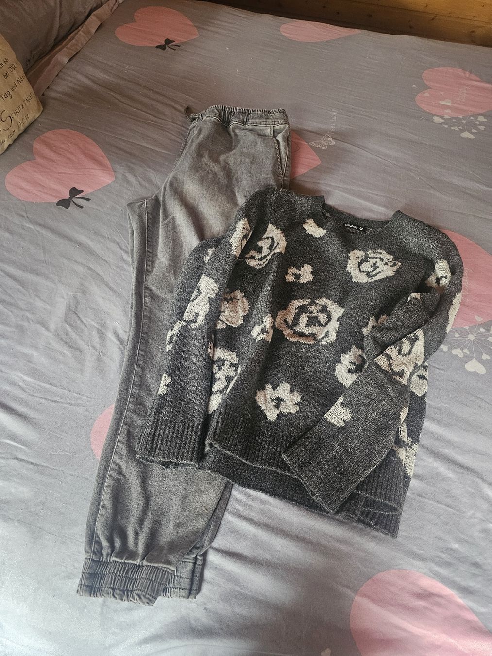 Only Kleiderpakete: Jeanshose Only  mit passendem Pullover – Gebraucht aus Mörel von camasaro