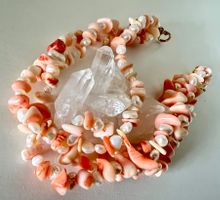 Zarte Meerespoesie – Engelshautkoralle, Perlen & Silber 21cm