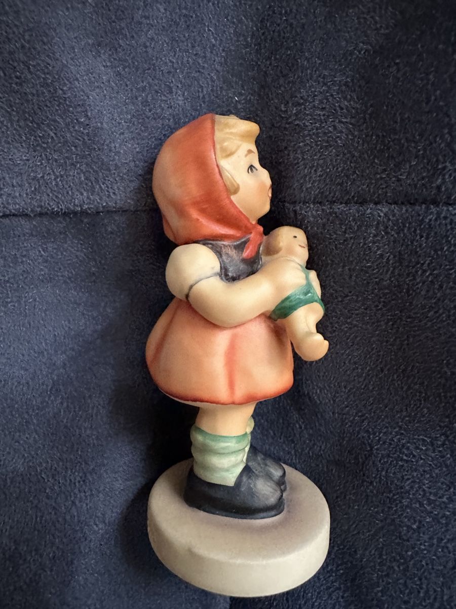 Alle Dekorationen: Hummel Figur Nr. 239/B, Mädchen mit einer Puppe – Gebraucht aus Brig von Invert 4