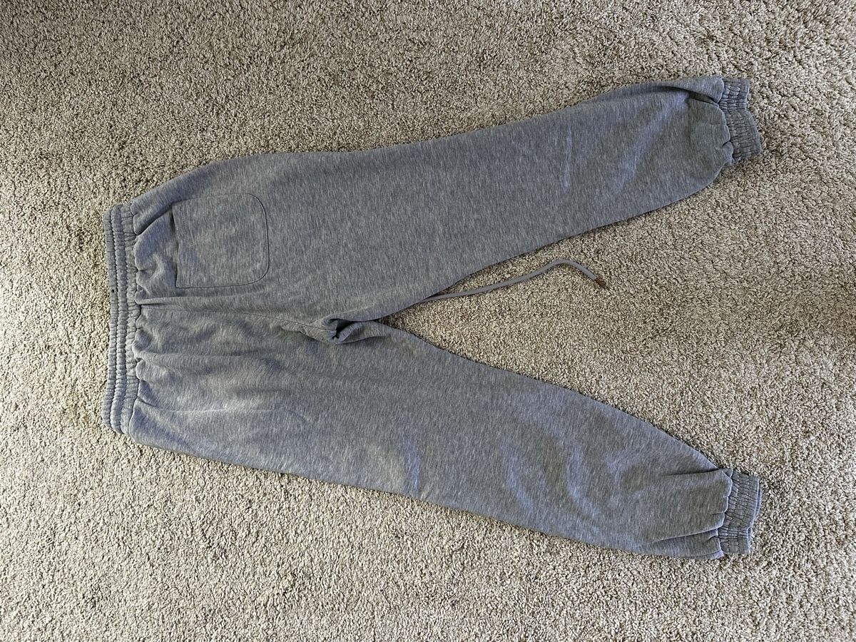 Pantaloni: Jogging gris – Usato da Evilard venduto da zoe.mrsg 1