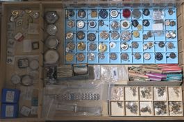 Lot de pièces de montres et mouvements divers