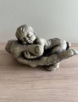 Baby in Hand Steinstatue