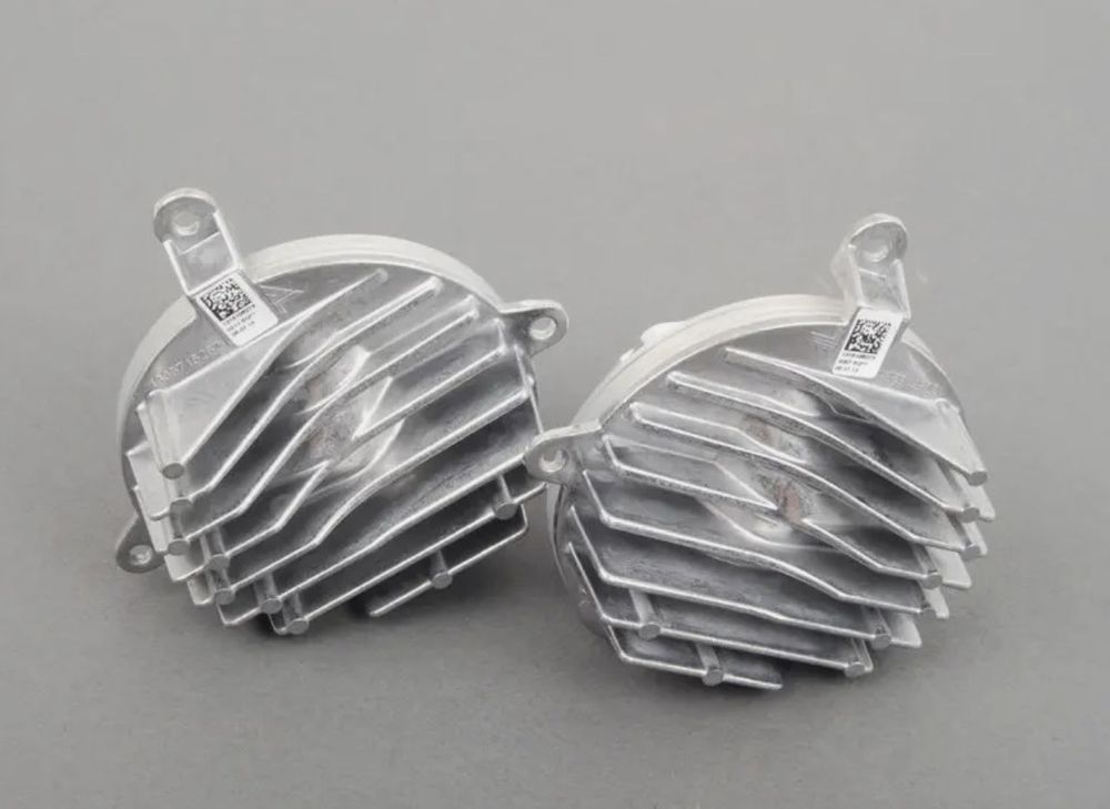 BMW Tutti pezzi di ricambio auto: BMW ABBIEGELICHT LED-MODUL L & R 63117379920 – Usato da uster venduto da automen