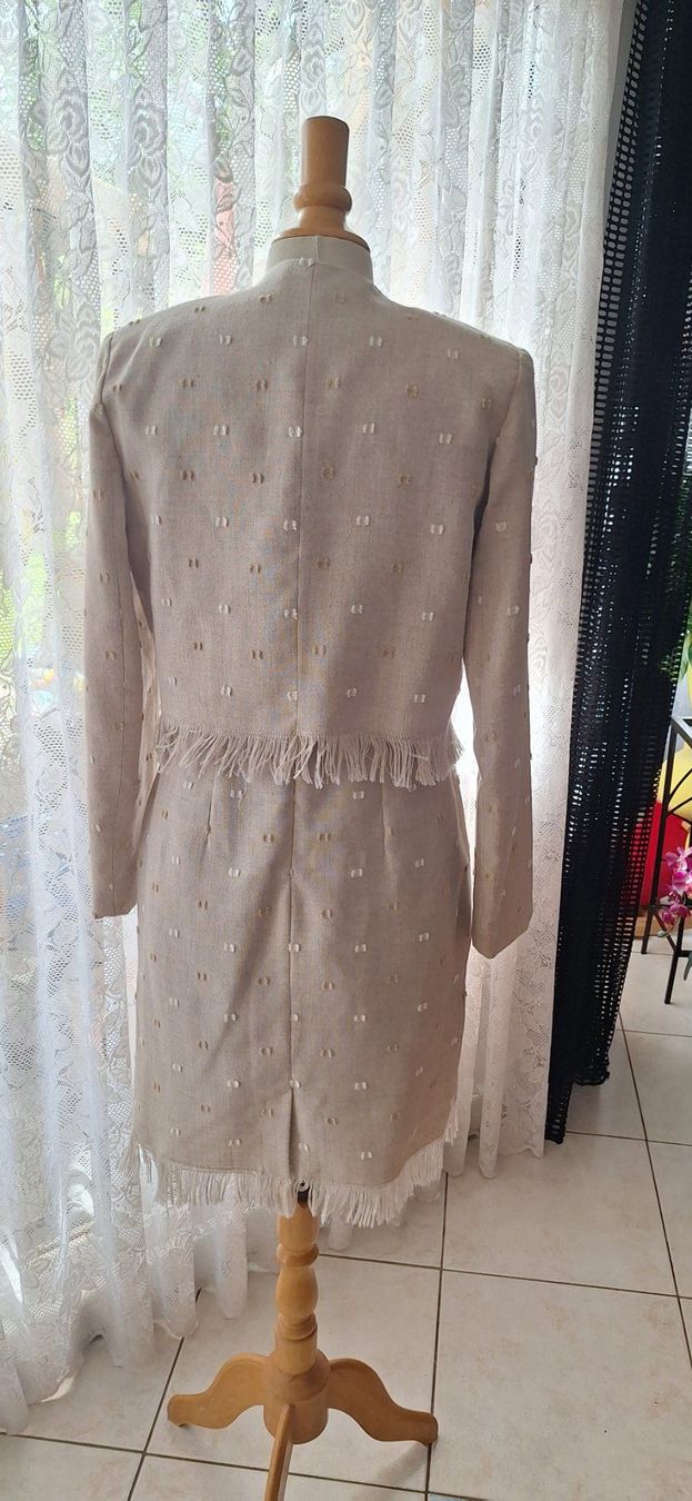 Vestiti: Robe et veste beige 38 – Usato da St-Triphon venduto da Jldr0 1