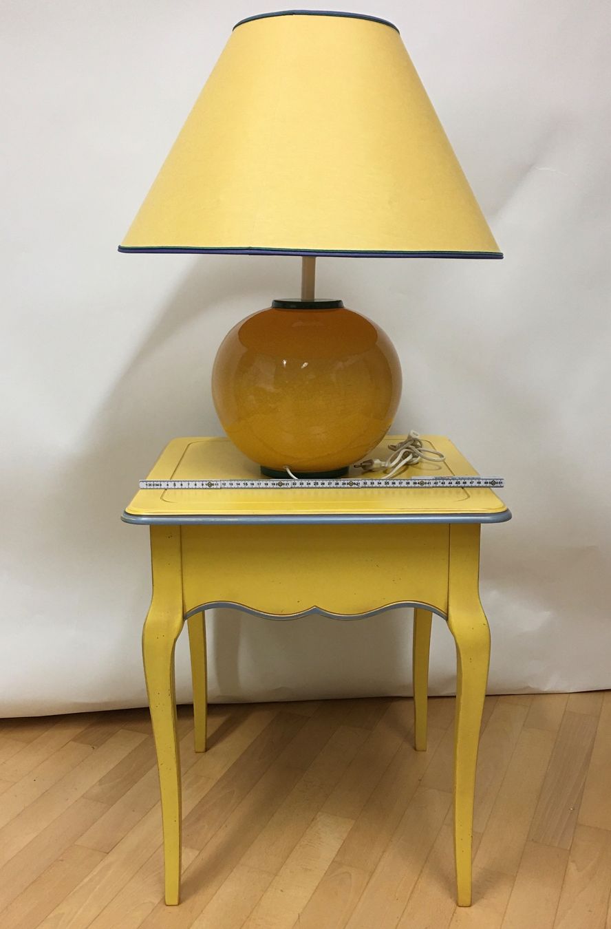 Lampen: Gelbe Lampe mit Tisch, Vintage Stil – Gebraucht aus Olten von ELHANDEL 1