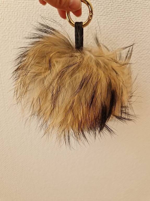 Taschen für Damen: Handtaschen Pompon – Gebraucht aus Winterthur von TOPM