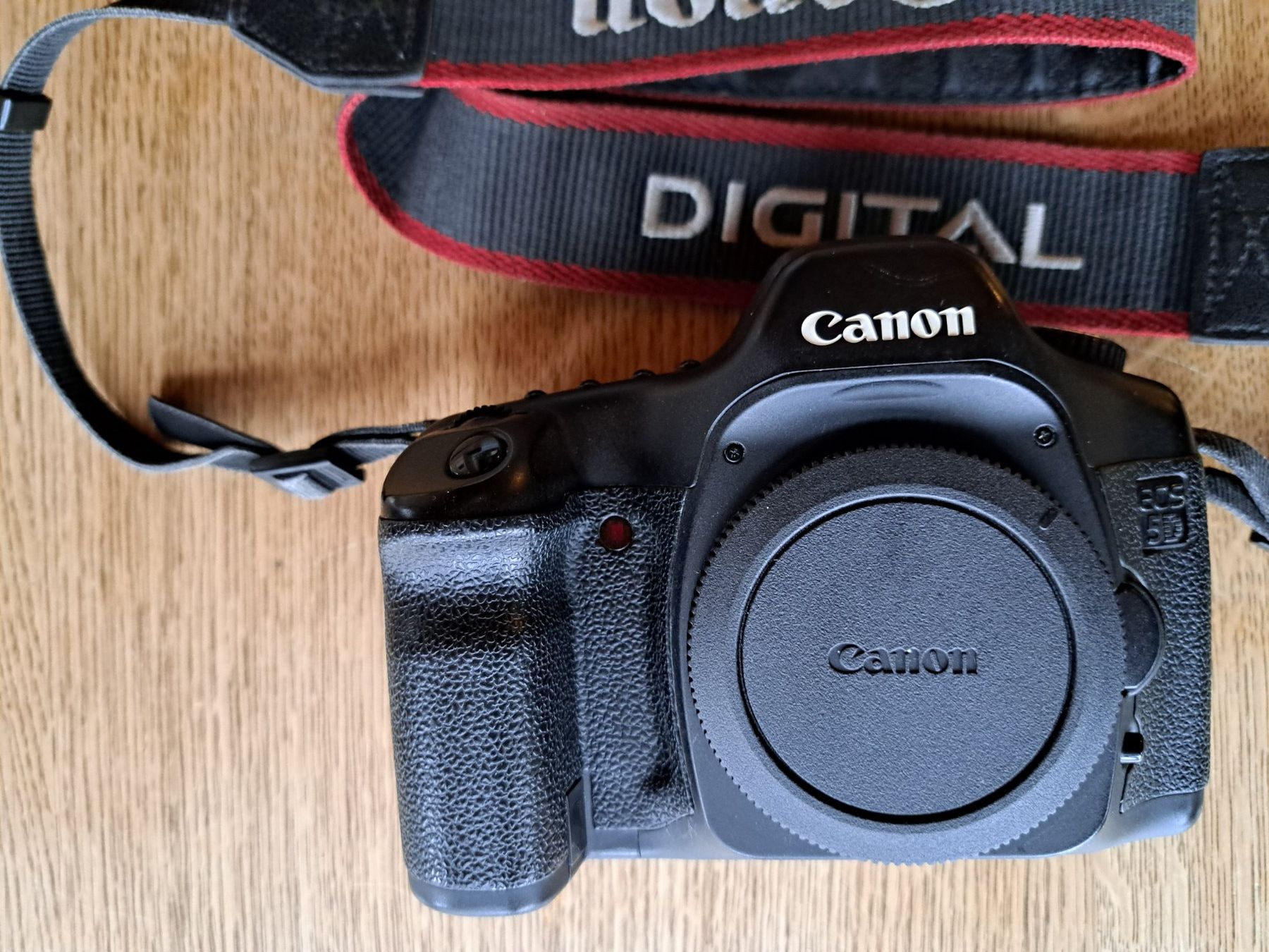 Canon Fotocamera: Canon 5d Mark I Classic mit Batteriegriff – Usato da Zwingen venduto da Tigertimmi 2
