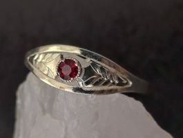 Ring Silber mit rotem Stein