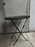 Klappbarer schwarzer Beistelltisch aus Metall
