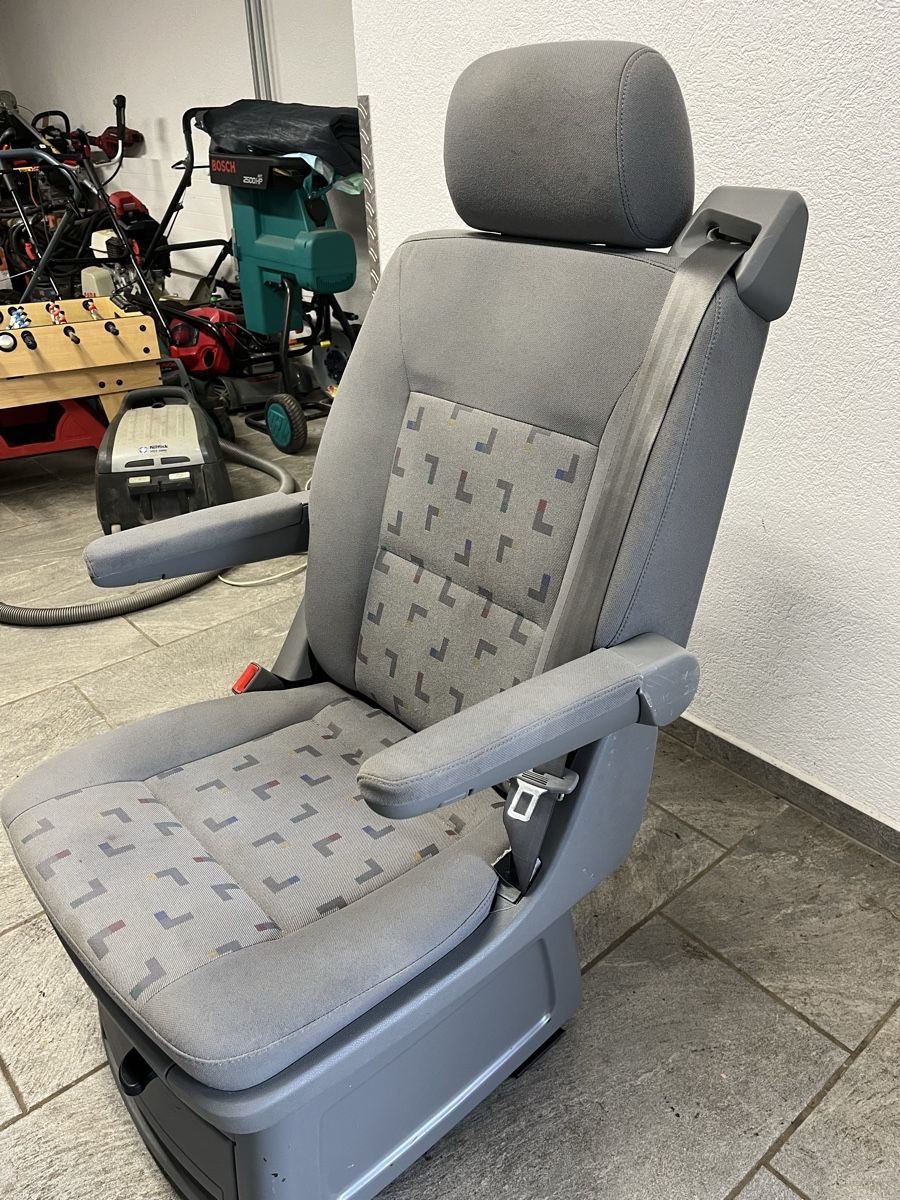 VW Tutti pezzi di ricambio auto: Vw T5 Einzellsitz – Usato da Uttigen venduto da Safety123 2