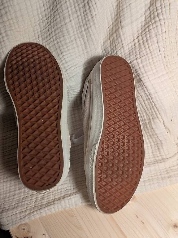 Damenschuhe: Original Wildleder beige Vans Grösse 38 – Gebraucht aus Schwyz von Magdalena86 2
