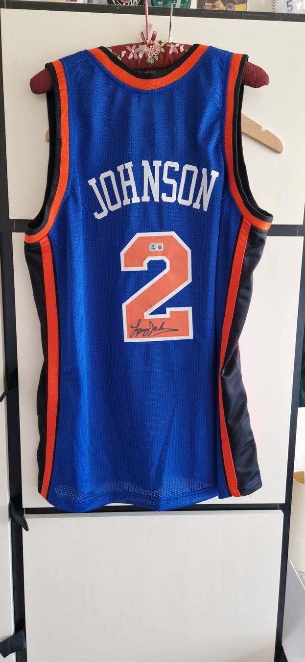 Autografi: Maillot custom  NY Knicks signé par LARRY JOHNSON – Nuovo e nell'imballaggio originale da Lutry venduto da SwissBBCards 5