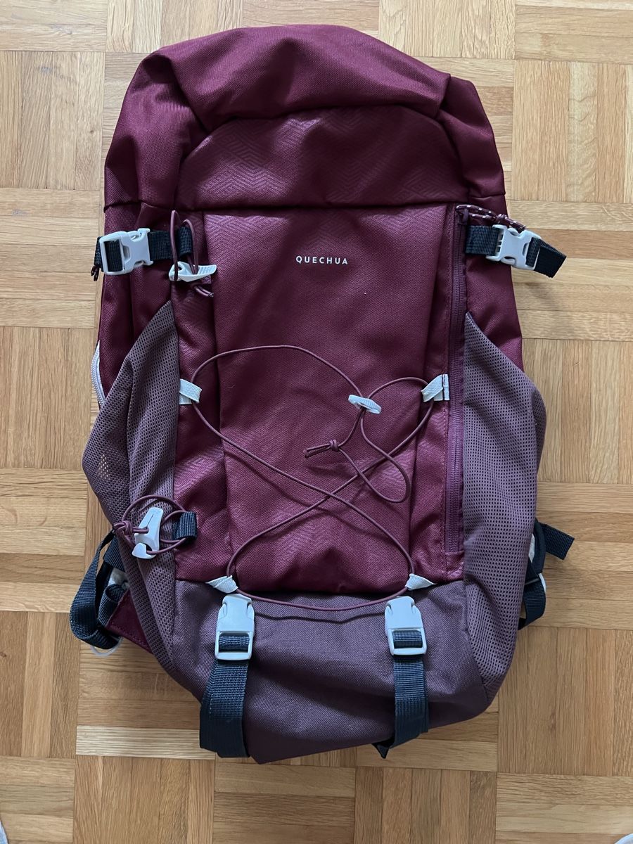 Decathlon Zaini: Schöner Quechua Rucksack, bordeauxrot – Nuovo (secondo la descrizione) da Rüschlikon venduto da Picpara