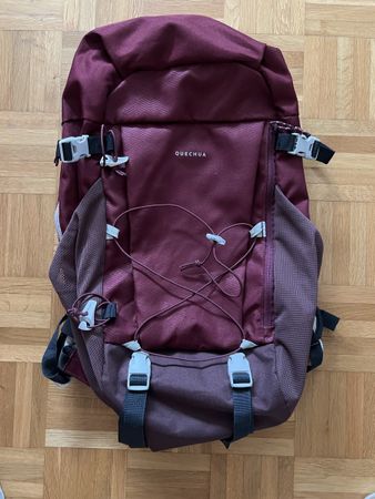Schöner Quechua Rucksack, bordeauxrot