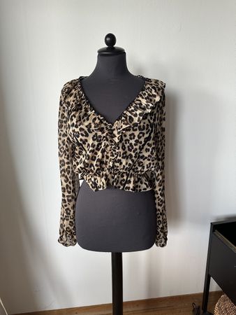 Damen Bluse mit Leo Muster und Rüschen Grösse S neu