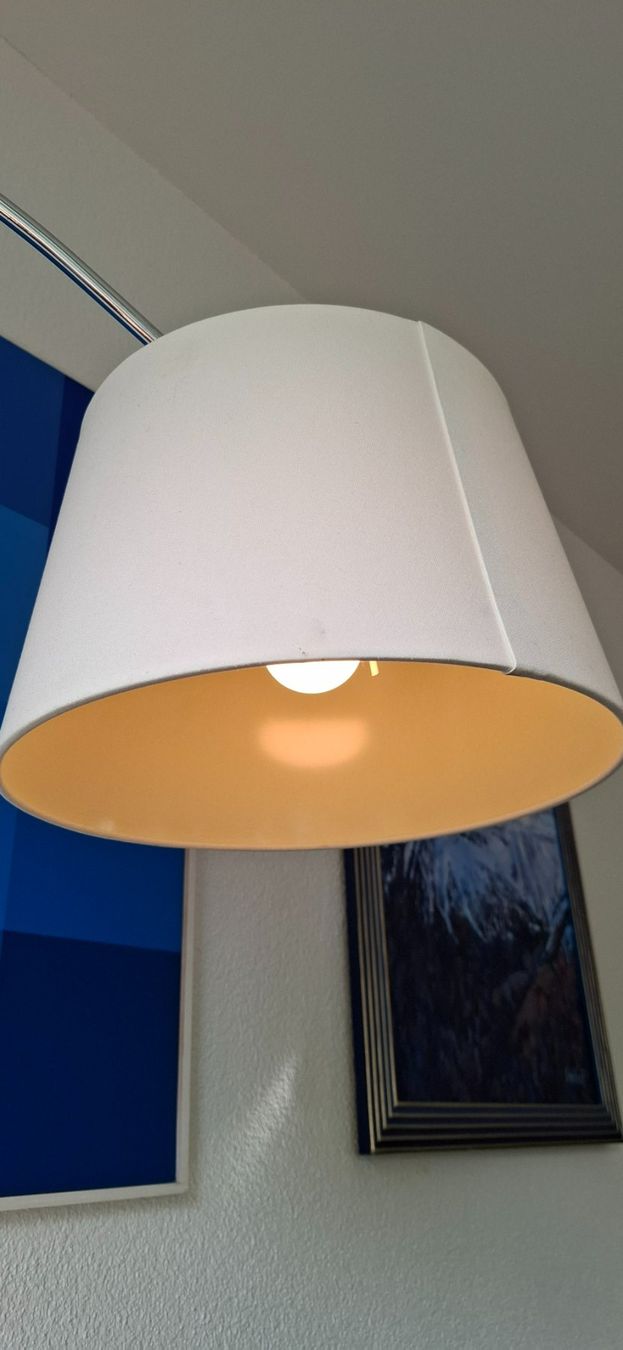 Lampade: Gebogene Stehlampe mit Stoff-Lampenschirm – Usato da Horw venduto da Supervannie 2