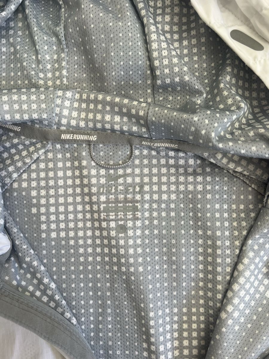 Nike Giacche: Nike Laufjacke Grösse S – Usato da Olten venduto da isabelschmid 2