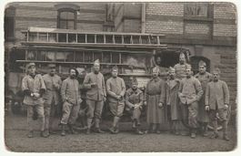 Foto-AK Soldaten vor einem Lastwagen