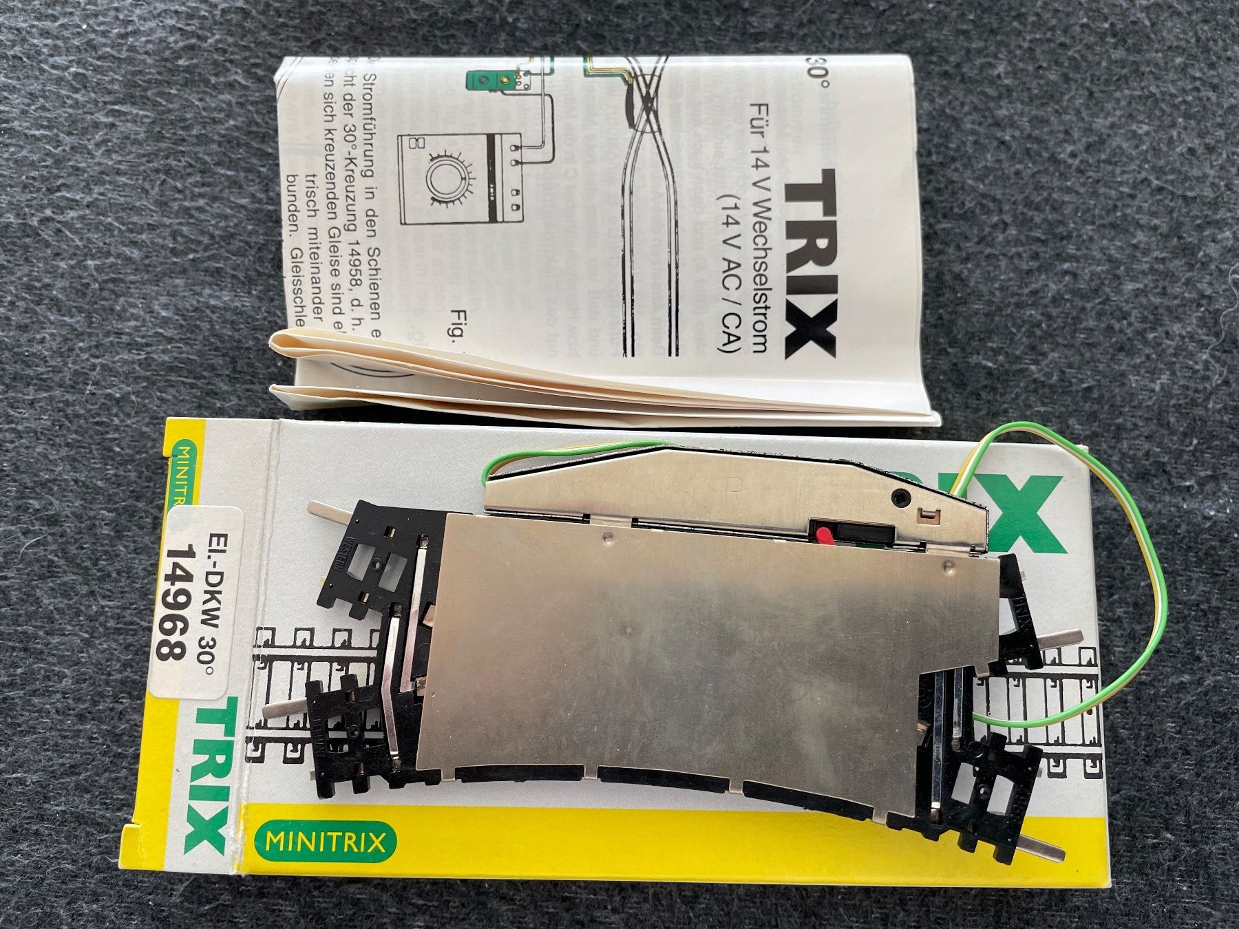Trix Modelleisenbahnen: Minitrix 14968 Elektrom Doppelkreuz Weiche 30° – Neu und originalverpackt aus Hauterive NE von eriamch 1