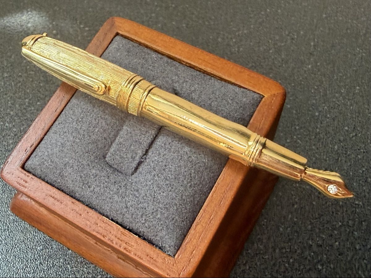 Spille & Fermagli: Brosche in Form eines Vintage-Füllfederhalters – Usato da Lamone venduto da LaCantinaMagica 1