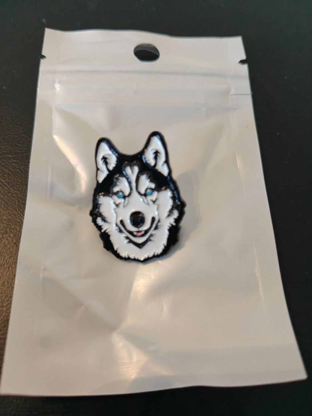 Broschen & Nadeln: Hund / Dog / Chien / Cane Pin – Neu und originalverpackt aus Vaglio von Dabia